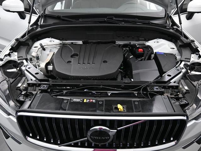 Photo of 2023 Crystal White Volvo XC60