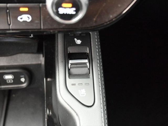 Photo of 2023 Glacial White Pearl Kia Telluride