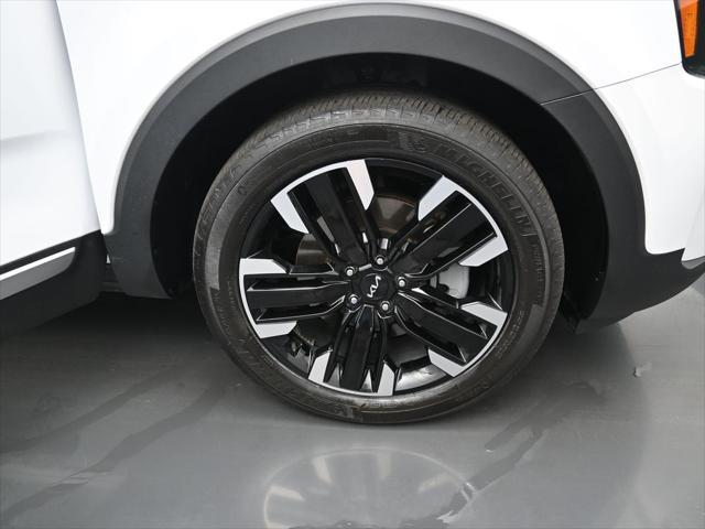 Photo of 2023 Glacial White Pearl Kia Telluride