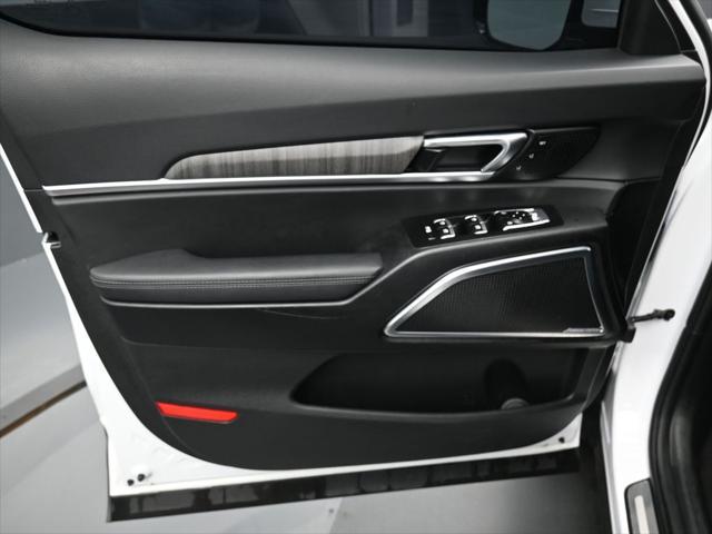 Photo of 2023 Glacial White Pearl Kia Telluride
