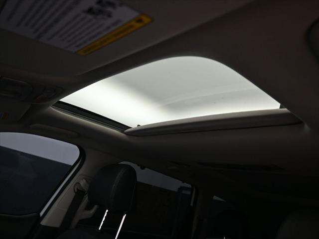 Photo of 2023 Glacial White Pearl Kia Telluride