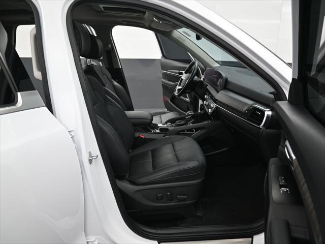 Photo of 2023 Glacial White Pearl Kia Telluride