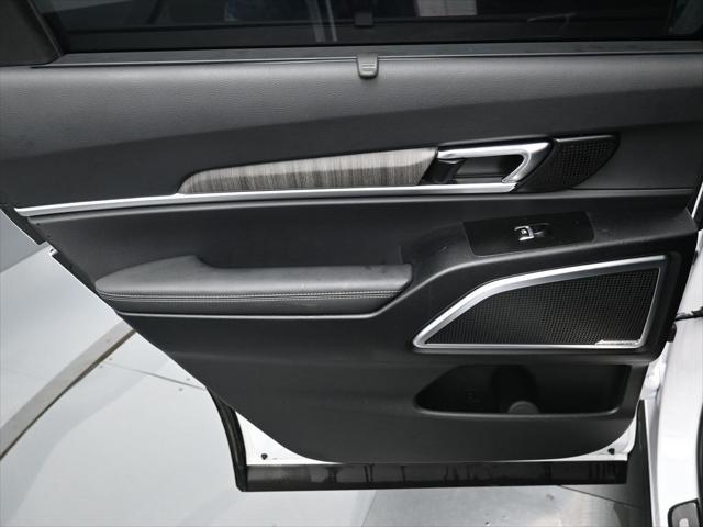 Photo of 2023 Glacial White Pearl Kia Telluride
