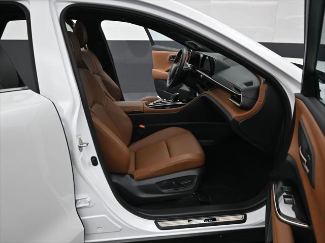 Photo of 2025 Oxygen White Toyota Crown Signia