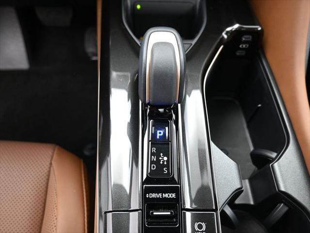 Photo of 2025 Oxygen White Toyota Crown Signia