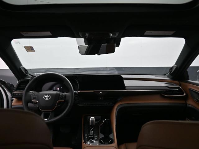 Photo of 2025 Oxygen White Toyota Crown Signia