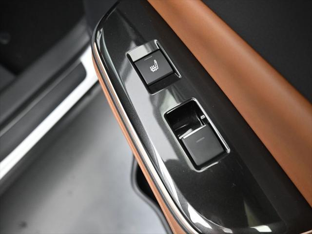 Photo of 2025 Oxygen White Toyota Crown Signia
