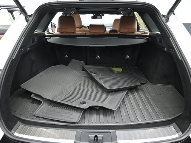 Photo of 2025 Oxygen White Toyota Crown Signia