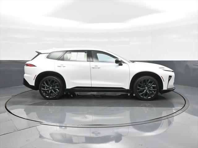 Photo of 2025 Oxygen White Toyota Crown Signia