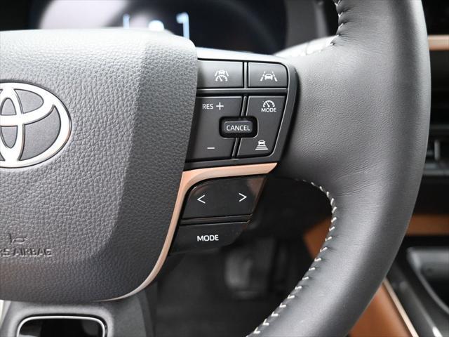 Photo of 2025 Oxygen White Toyota Crown Signia