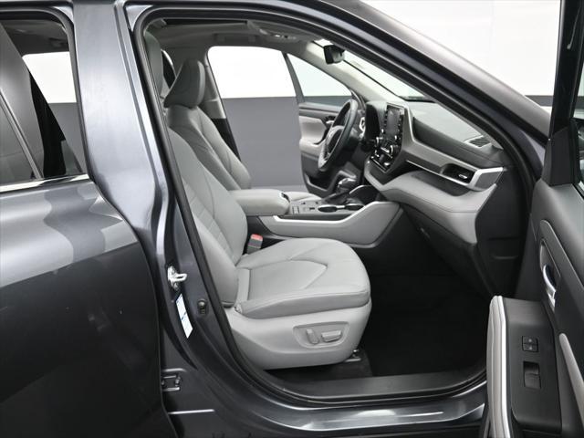 Photo of 2020 Magnetic Gray Metallic Toyota Highlander Hybrid