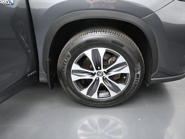 Photo of 2020 Magnetic Gray Metallic Toyota Highlander Hybrid
