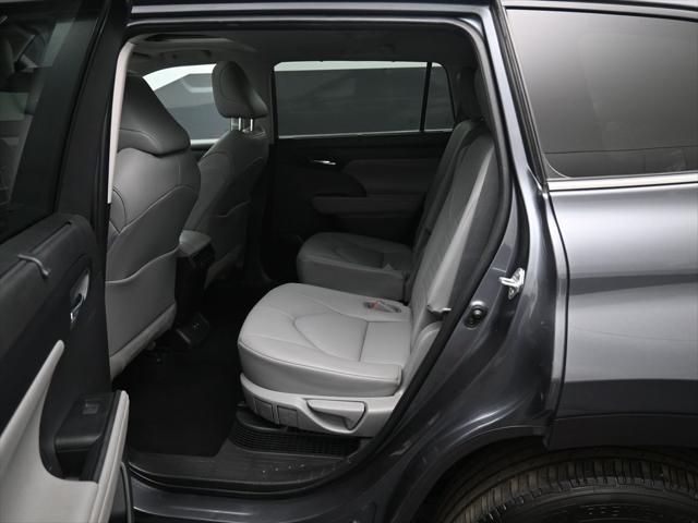 Photo of 2020 Magnetic Gray Metallic Toyota Highlander Hybrid
