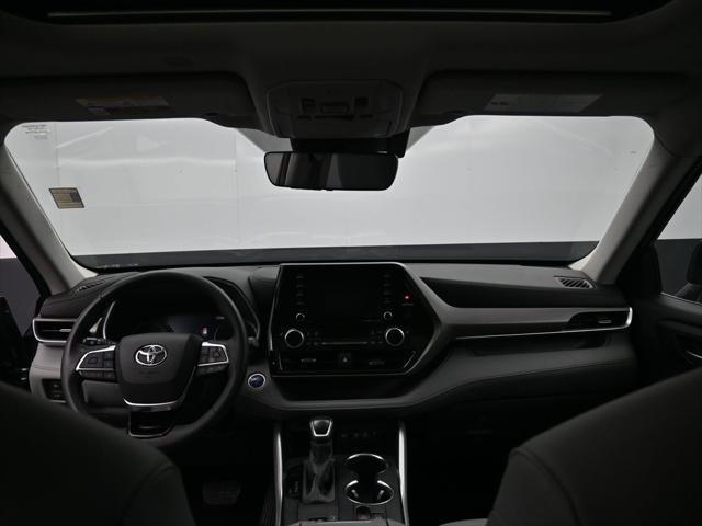 Photo of 2020 Magnetic Gray Metallic Toyota Highlander Hybrid