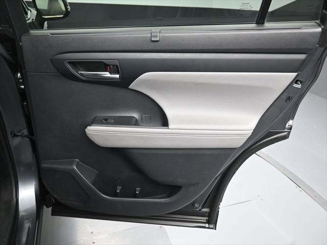 Photo of 2020 Magnetic Gray Metallic Toyota Highlander Hybrid