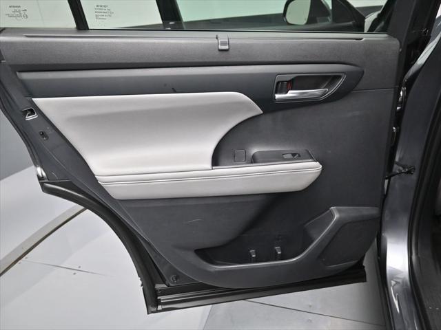Photo of 2020 Magnetic Gray Metallic Toyota Highlander Hybrid