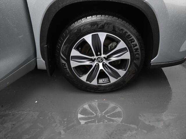 Photo of 2021 Celestial Silver Metallic Toyota Highlander