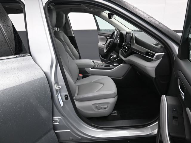 Photo of 2021 Celestial Silver Metallic Toyota Highlander