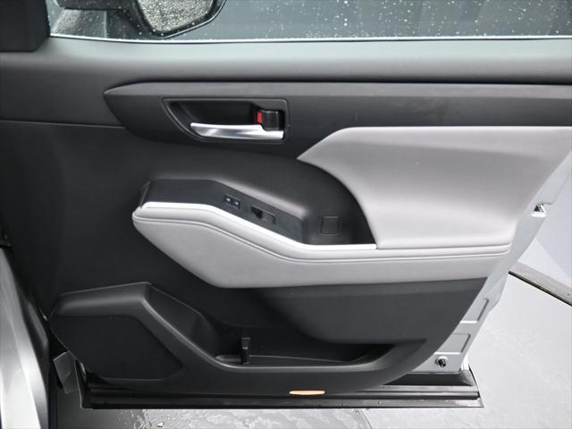 Photo of 2021 Celestial Silver Metallic Toyota Highlander