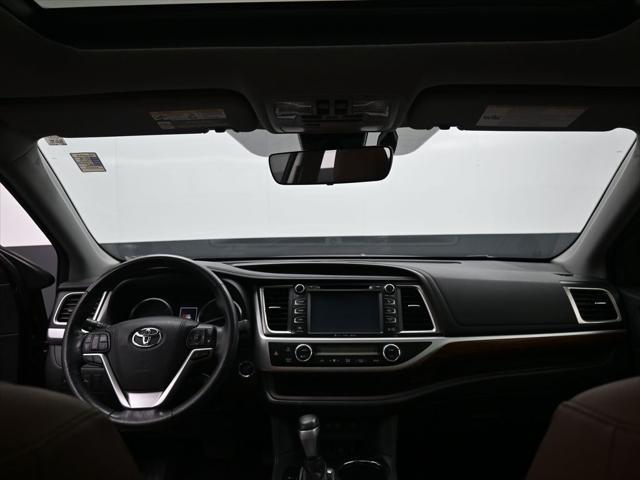 Photo of 2018 Ooh La La Rouge Mica Toyota Highlander