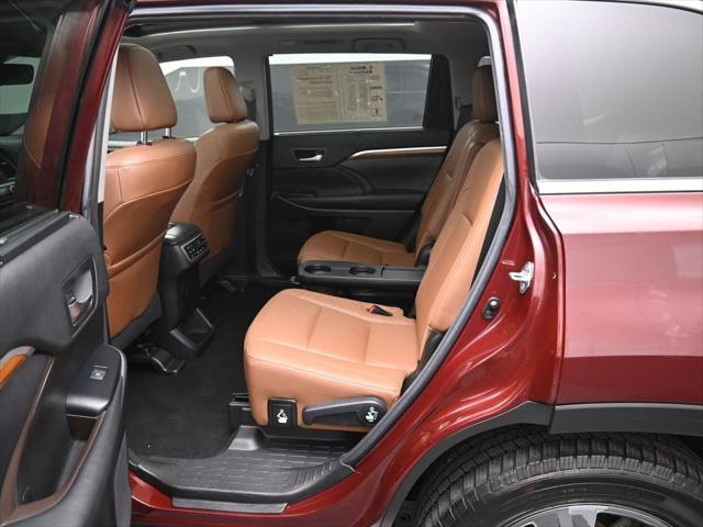 Photo of 2018 Ooh La La Rouge Mica Toyota Highlander