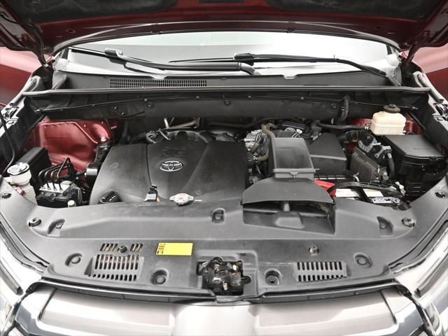 Photo of 2018 Ooh La La Rouge Mica Toyota Highlander