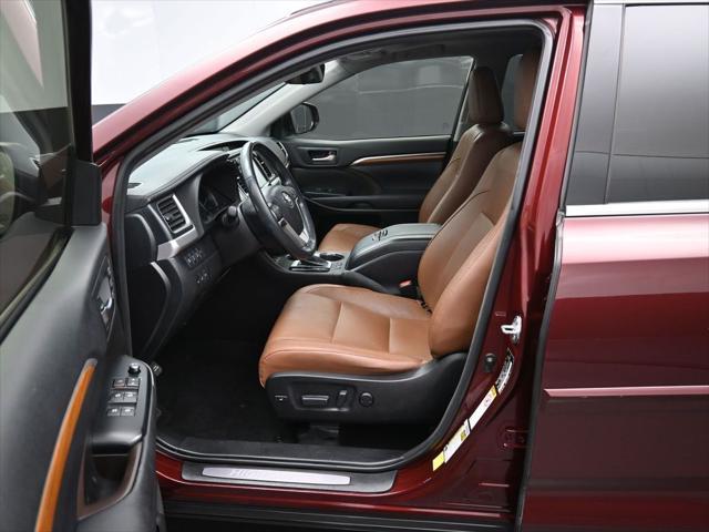 Photo of 2018 Ooh La La Rouge Mica Toyota Highlander