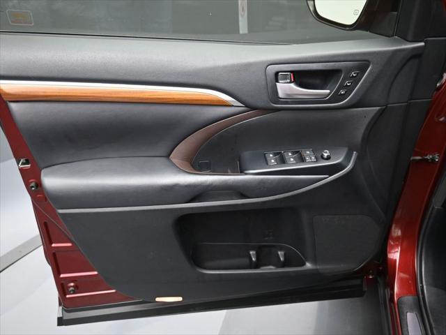 Photo of 2018 Ooh La La Rouge Mica Toyota Highlander