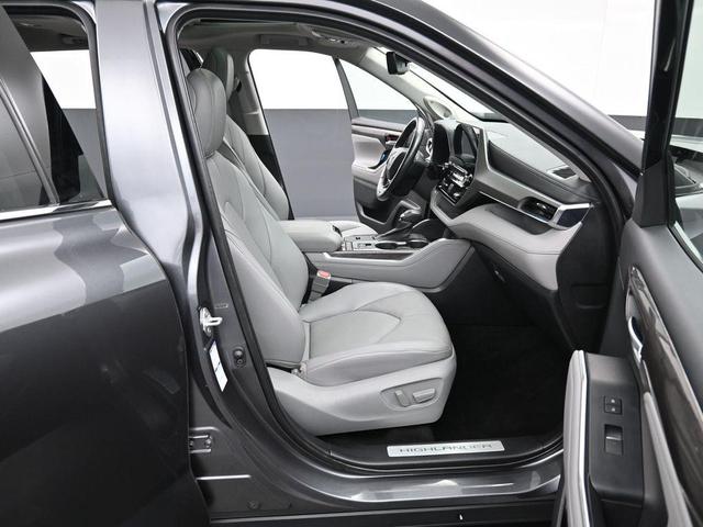 Photo of 2022 Magnetic Gray Metallic Toyota Highlander Hybrid