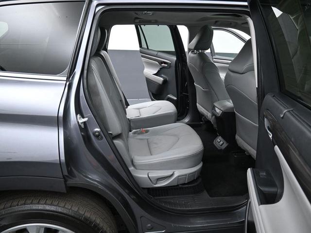 Photo of 2022 Magnetic Gray Metallic Toyota Highlander Hybrid