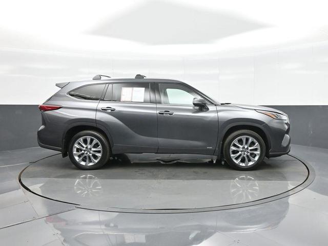 Photo of 2022 Magnetic Gray Metallic Toyota Highlander Hybrid