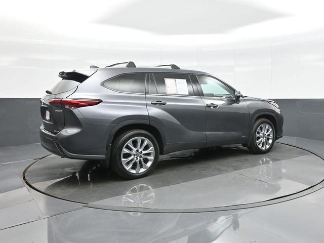 Photo of 2022 Magnetic Gray Metallic Toyota Highlander Hybrid
