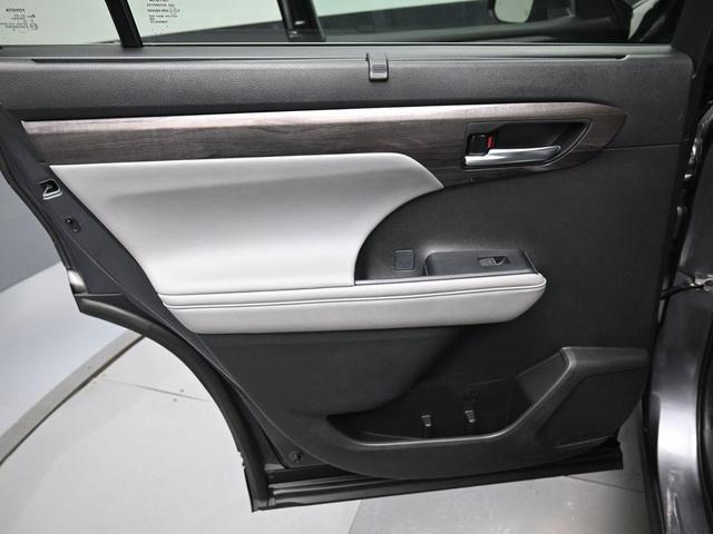 Photo of 2022 Magnetic Gray Metallic Toyota Highlander Hybrid