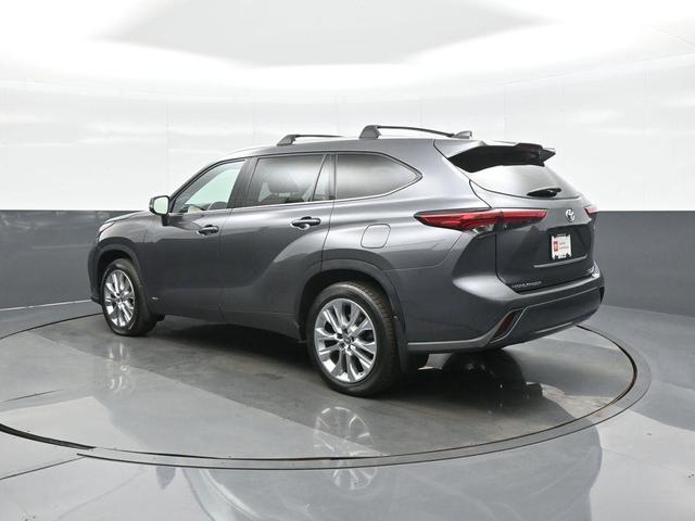 Photo of 2022 Magnetic Gray Metallic Toyota Highlander Hybrid
