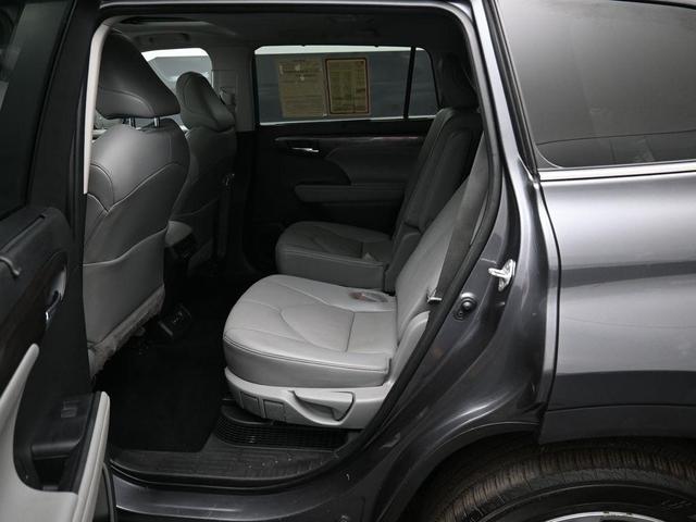 Photo of 2022 Magnetic Gray Metallic Toyota Highlander Hybrid