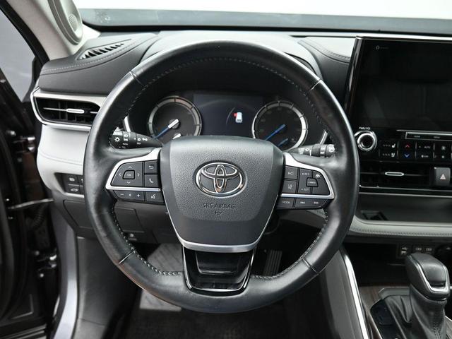 Photo of 2022 Magnetic Gray Metallic Toyota Highlander Hybrid