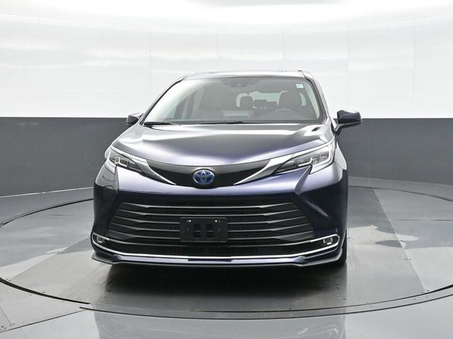 Photo of 2023 Predawn Gray Mica Toyota Sienna