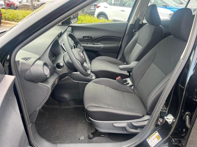 Photo of 2025 Super Black Nissan Kicks Play