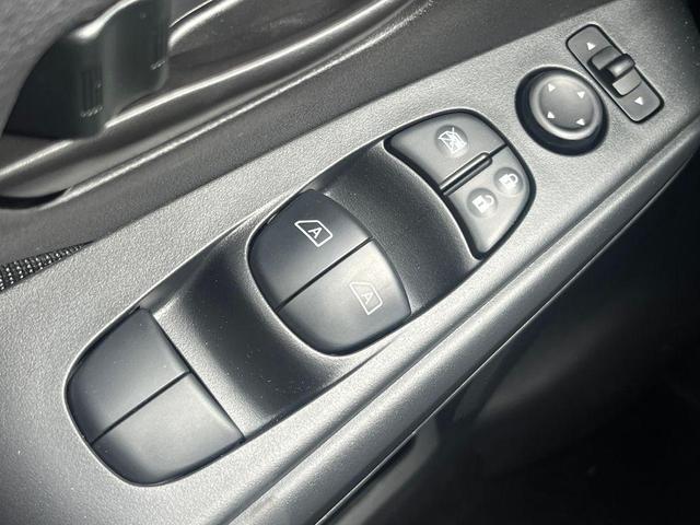 Photo of 2025 Super Black Nissan Kicks Play