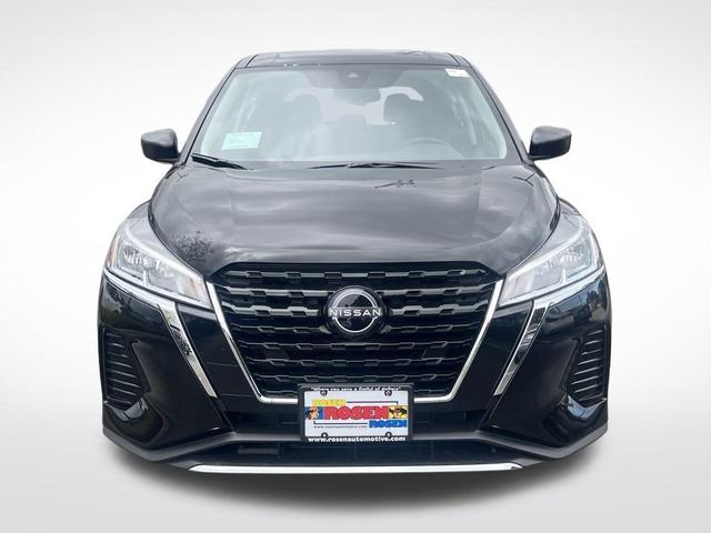 Photo of 2025 Super Black Nissan Kicks Play