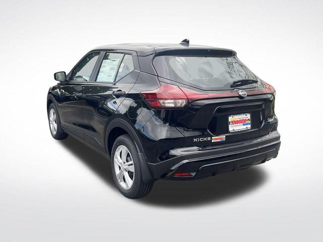 Photo of 2025 Super Black Nissan Kicks Play