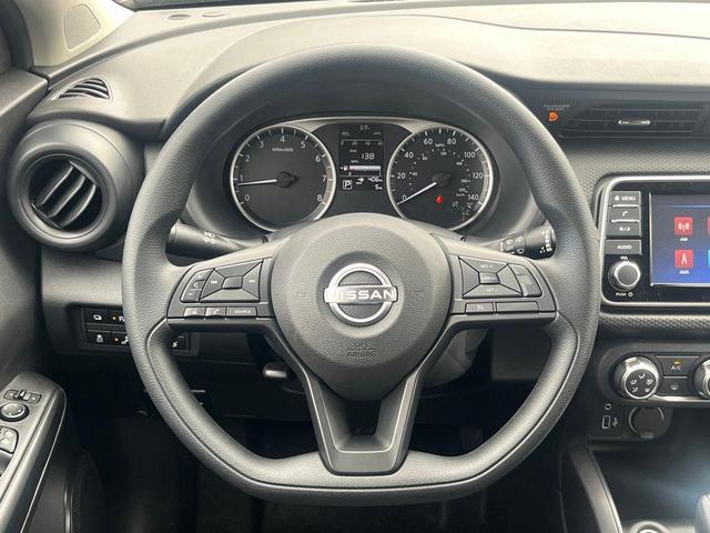 Photo of 2025 Super Black Nissan Kicks Play