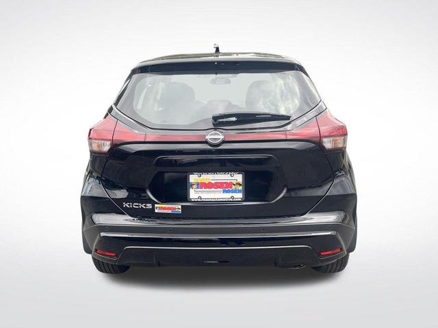 Photo of 2025 Super Black Nissan Kicks Play