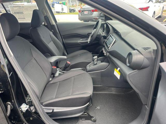 Photo of 2025 Super Black Nissan Kicks Play