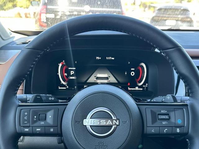 Photo of 2025 White / Black Nissan Pathfinder