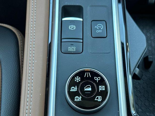 Photo of 2025 White / Black Nissan Pathfinder