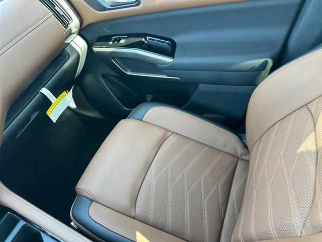 Photo of 2025 White / Black Nissan Pathfinder