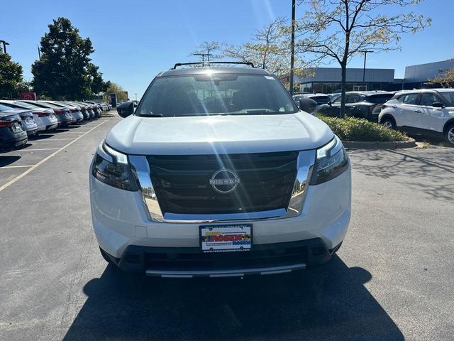 Photo of 2025 White / Black Nissan Pathfinder