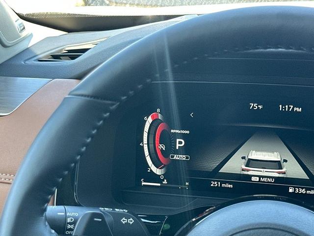 Photo of 2025 White / Black Nissan Pathfinder