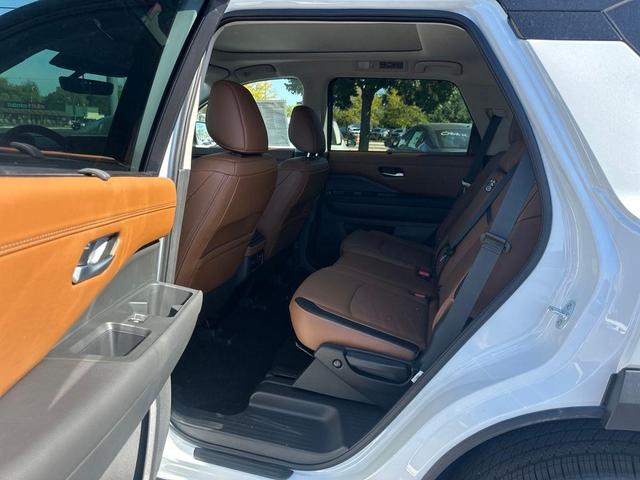 Photo of 2025 White / Black Nissan Pathfinder